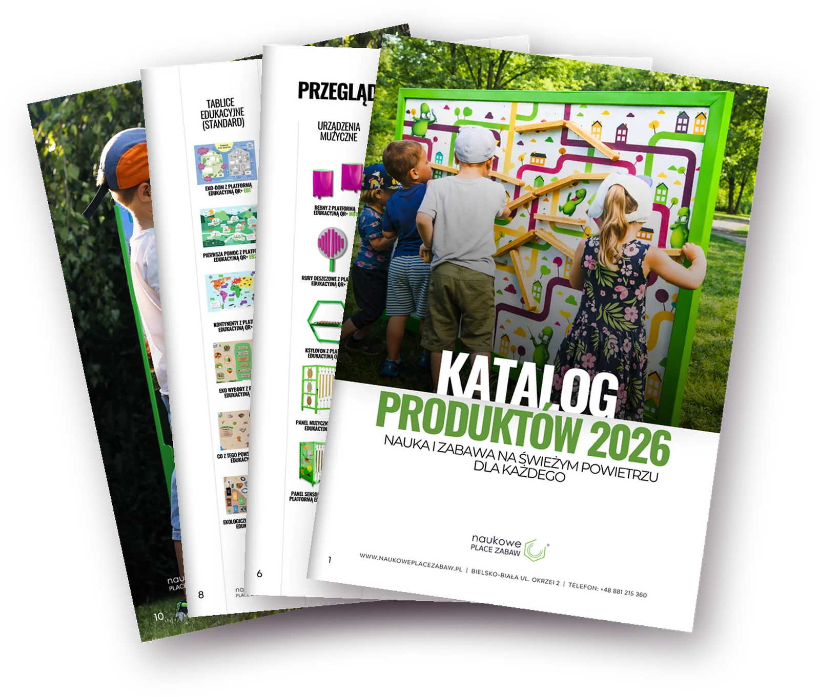 Katalog produktów Naukowe Place Zabaw 2026 - okładka i rozłożone strony z przeglądem urządzeń i tablic edukacyjnych