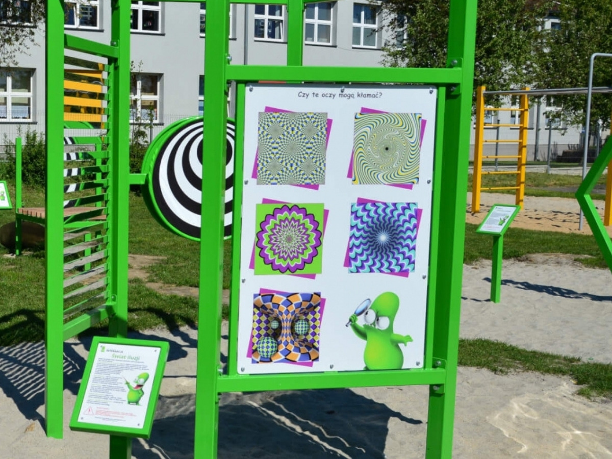 Tablica z&nbsp;nadrukami iluzji optycznych na ściance Naukowego HEX: pulsujące wzory i&nbsp;pozornie krzywe linie