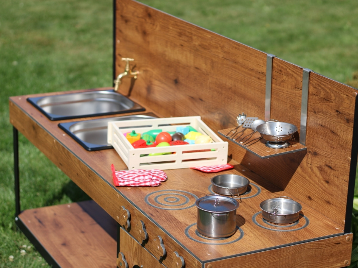 Sliding shelf above the worktop with a box for accessories, and a lower shelf with a set of pots
