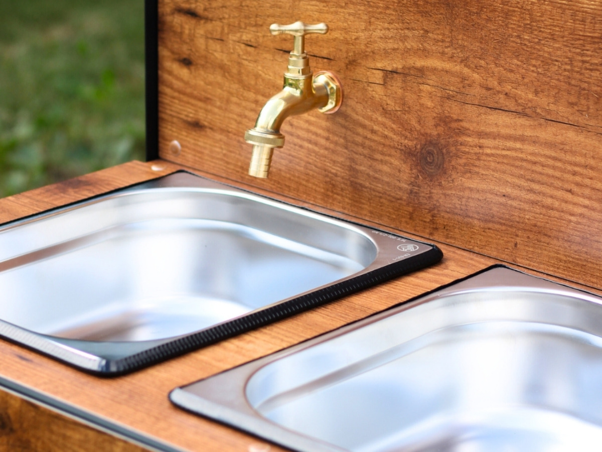 Kitchen tap with water connection: a water container linked to the tap by a blue hose