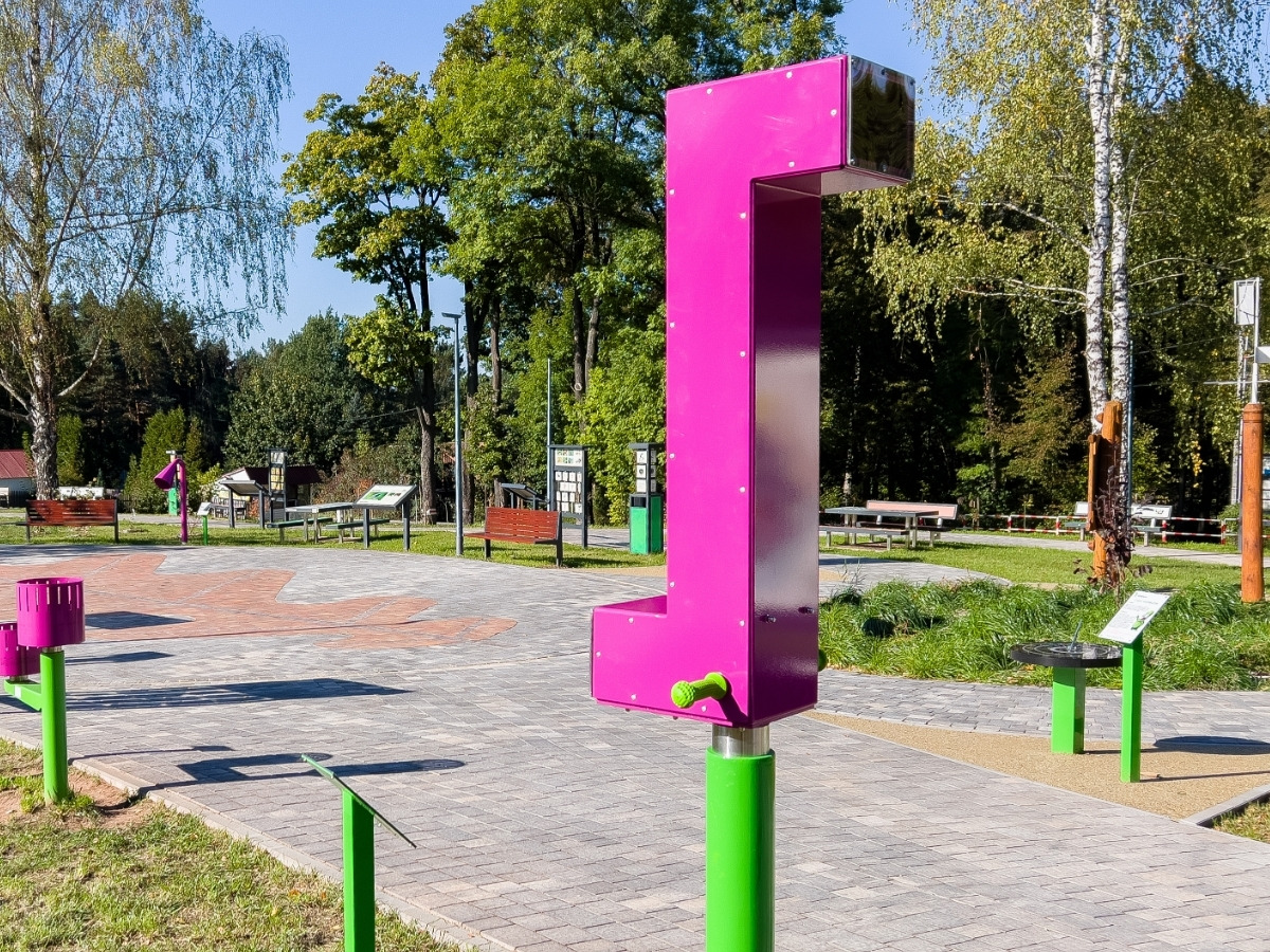 Wnętrze peryskopu z&nbsp;dwoma płaskimi lustrami ustawionymi ukośnie, jedno nad drugim