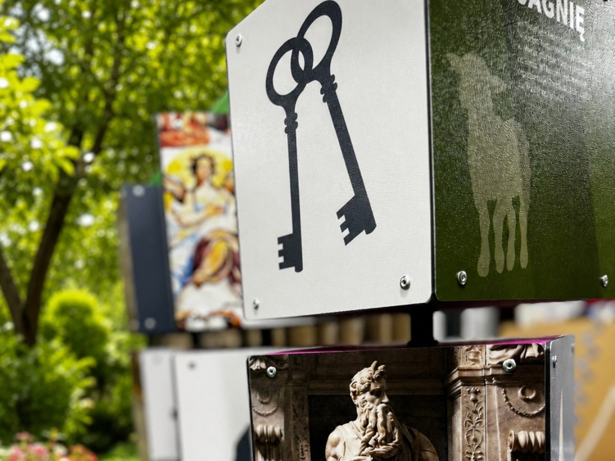 Cztery sąsiednie kostki obrócone różnymi ściankami, na każdej inny nadruk: obrazek, zadanie i&nbsp;odpowiedź