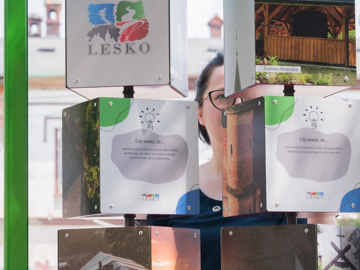 Zbliżenie na nadruk na ściance kostki w&nbsp;pełnym słońcu, kolory nasycone, powierzchnia gładka od laminatu