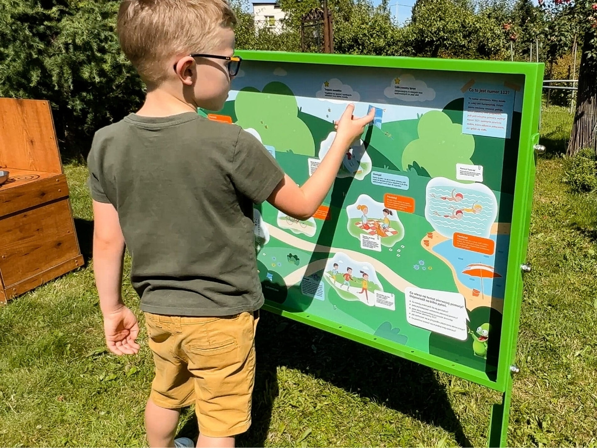 Plansza tematyczna tablicy edukacyjnej w&nbsp;stalowej ramie, grafika czytelna w&nbsp;świetle dziennym