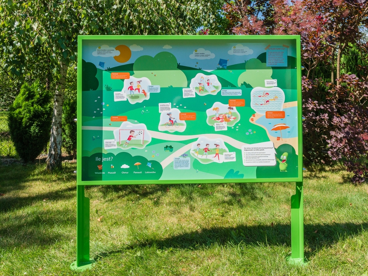 Stalowy słupek tablicy edukacyjnej ze śrubami regulacji wysokości, tablica osadzona w&nbsp;trawniku