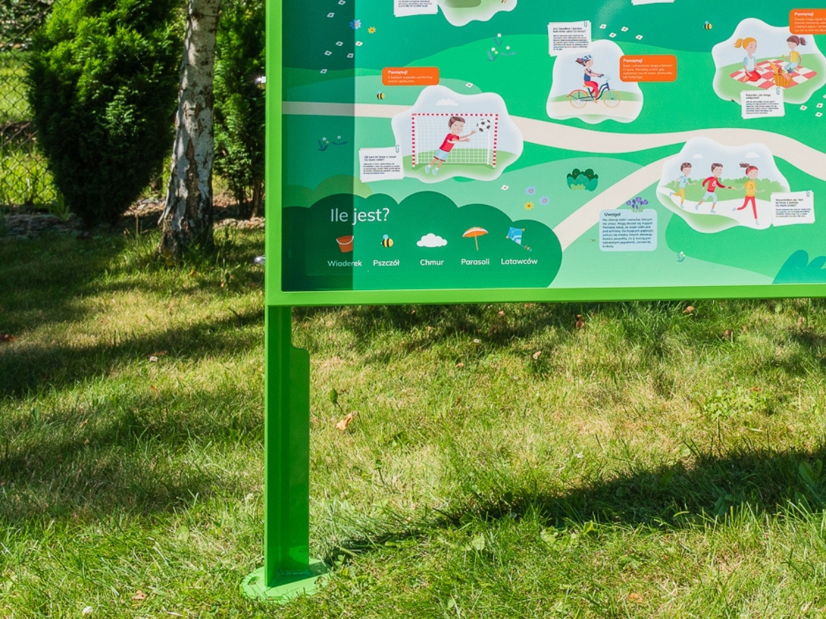 Podstawa tablicy edukacyjnej osadzona kotwami w&nbsp;gruncie, widoczne połączenie śrubowe słupka