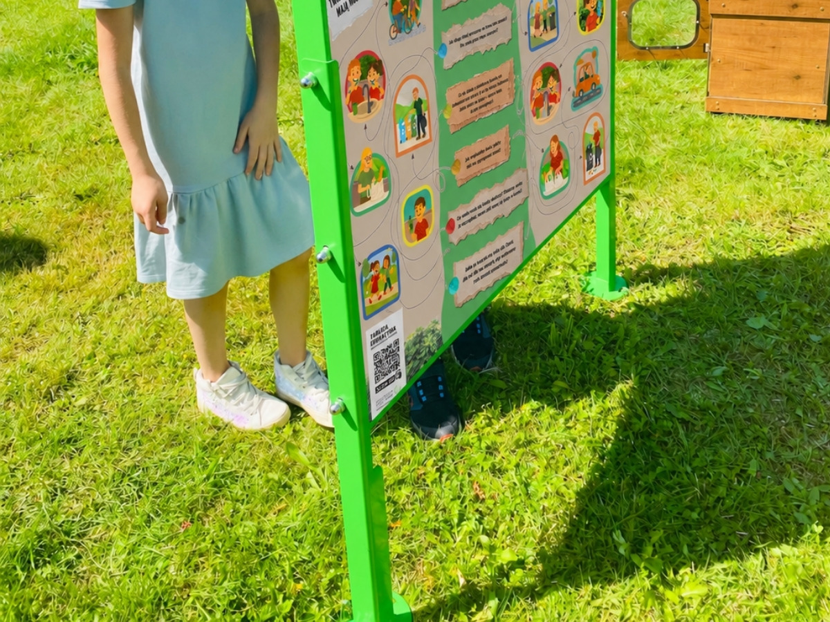 Podstawa tablicy edukacyjnej osadzona kotwami w&nbsp;gruncie, widoczne połączenie śrubowe słupka