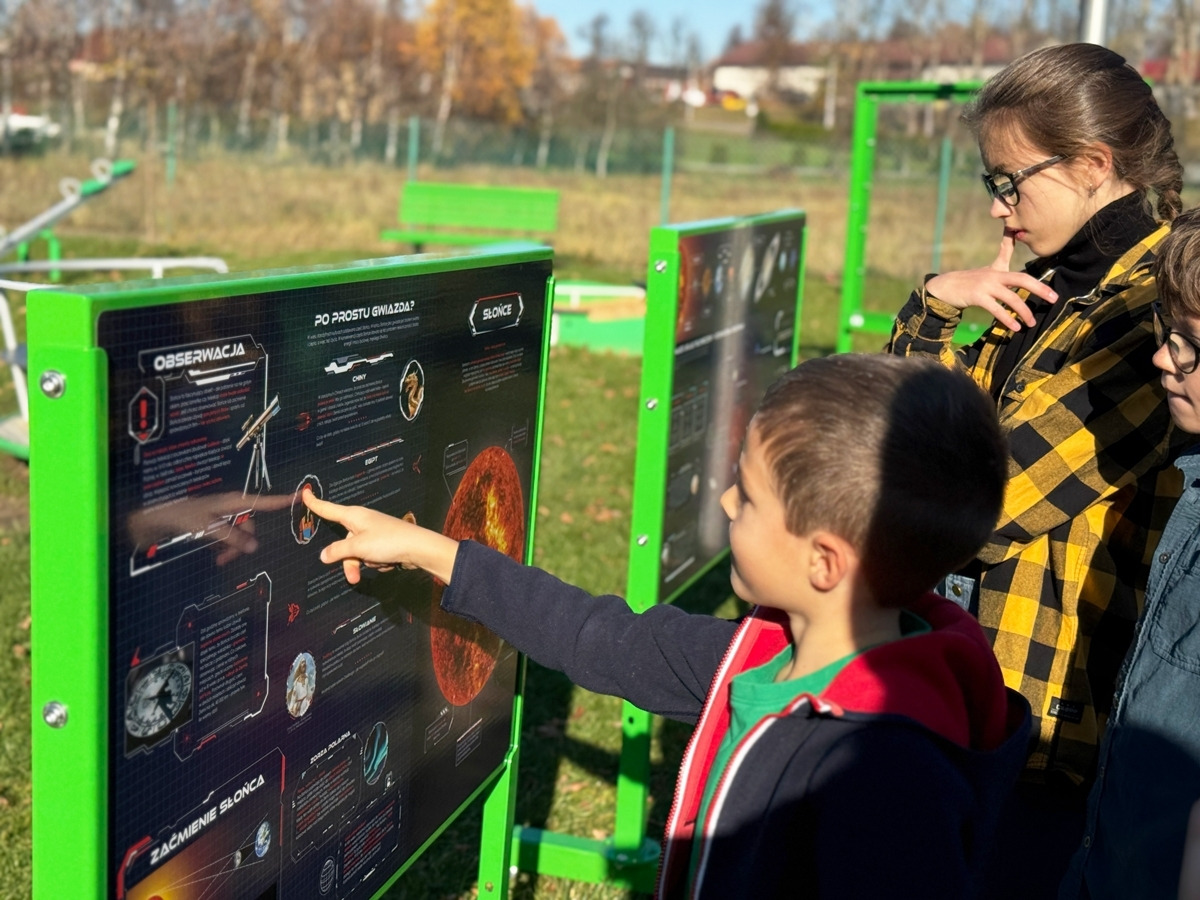Stalowy słupek tablicy edukacyjnej ze śrubami regulacji wysokości, tablica osadzona w&nbsp;trawniku