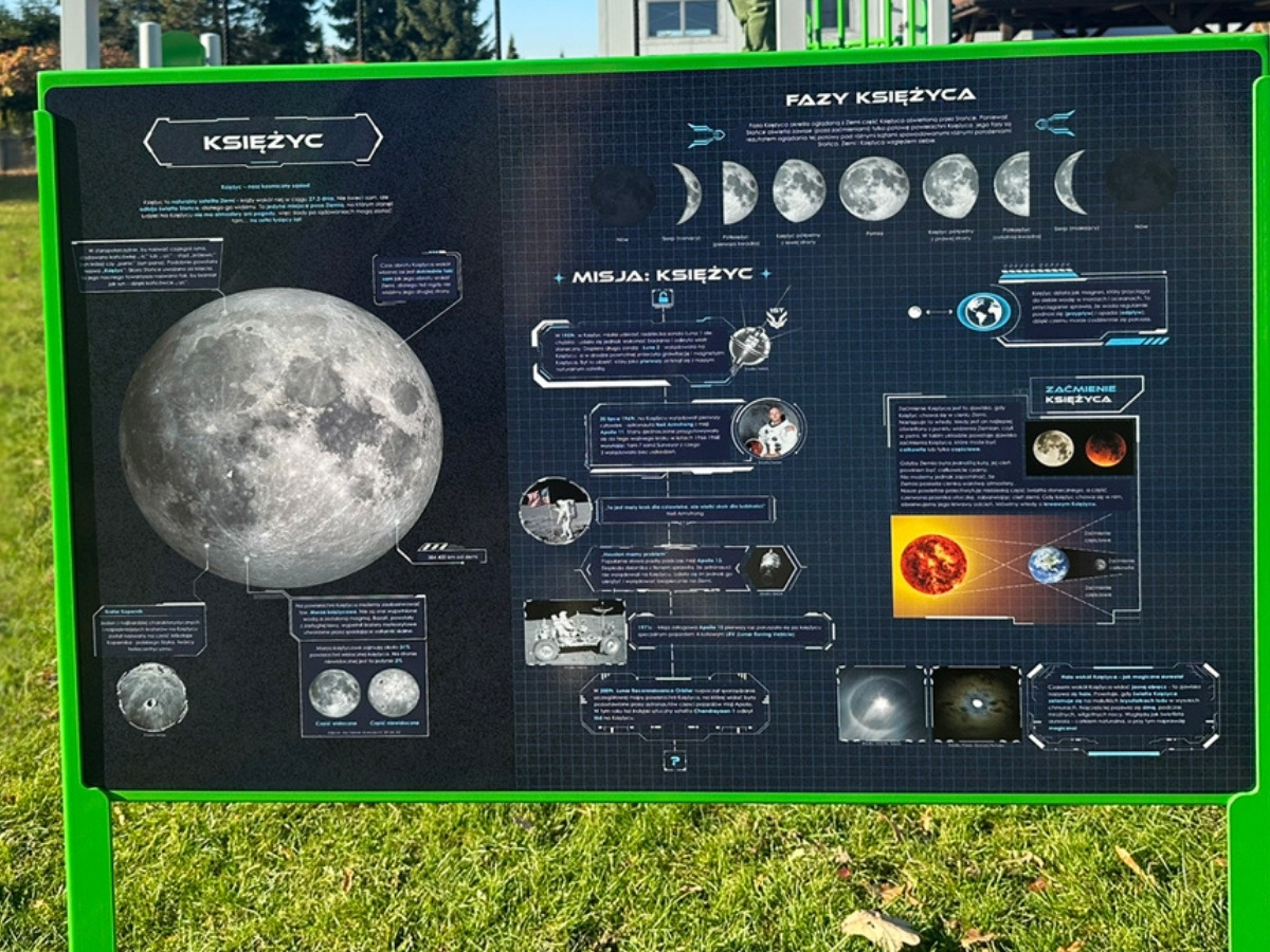 Dłoń dziecka przykłada magnetyczny element do stalowej planszy tablicy edukacyjnej