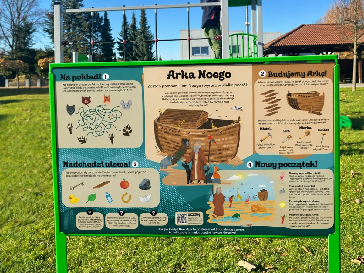 Dłoń dziecka przykłada magnetyczny element do stalowej planszy tablicy edukacyjnej