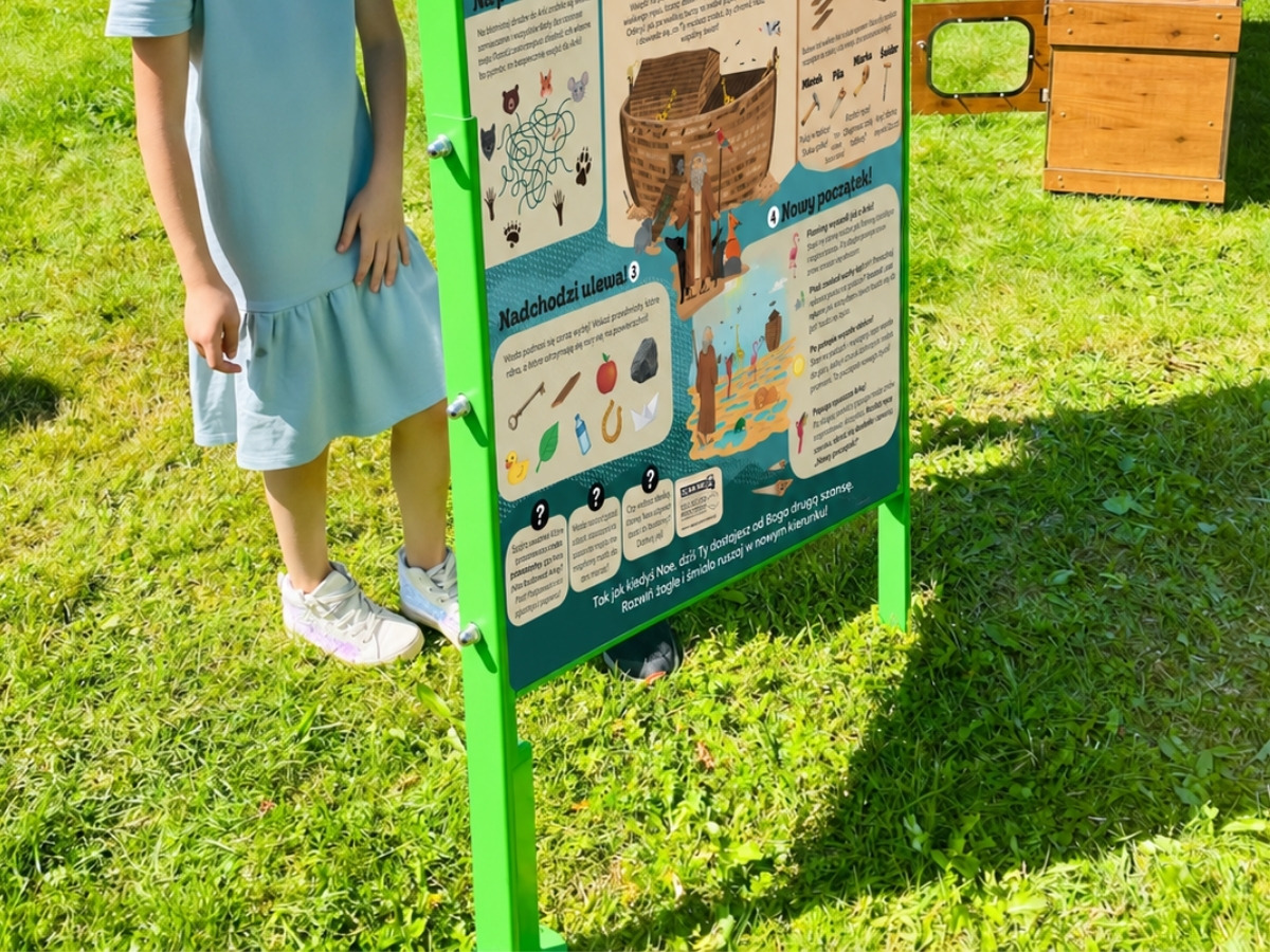 Podstawa tablicy edukacyjnej osadzona kotwami w&nbsp;gruncie, widoczne połączenie śrubowe słupka
