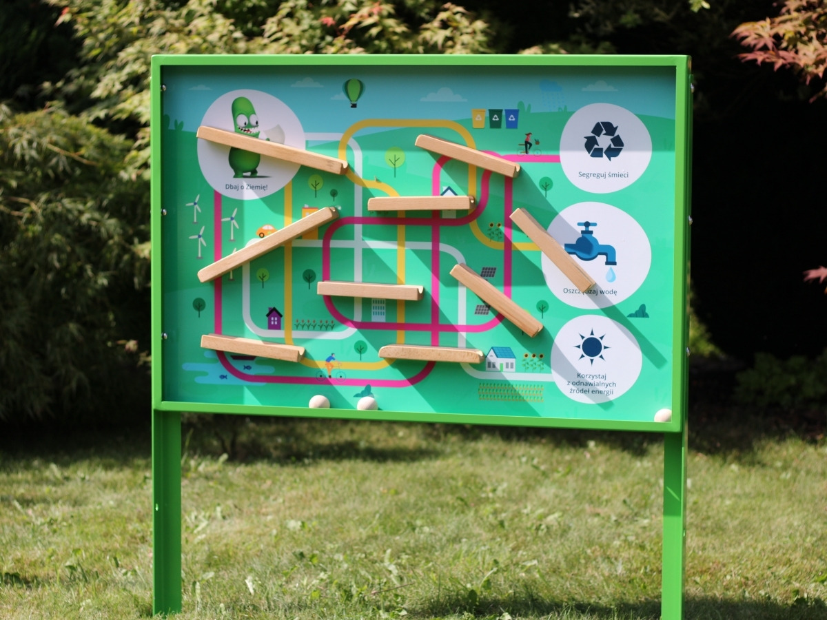 Drewniana kulka na magnetycznym torze kulodromu, poniżej kolejny odcinek trasy