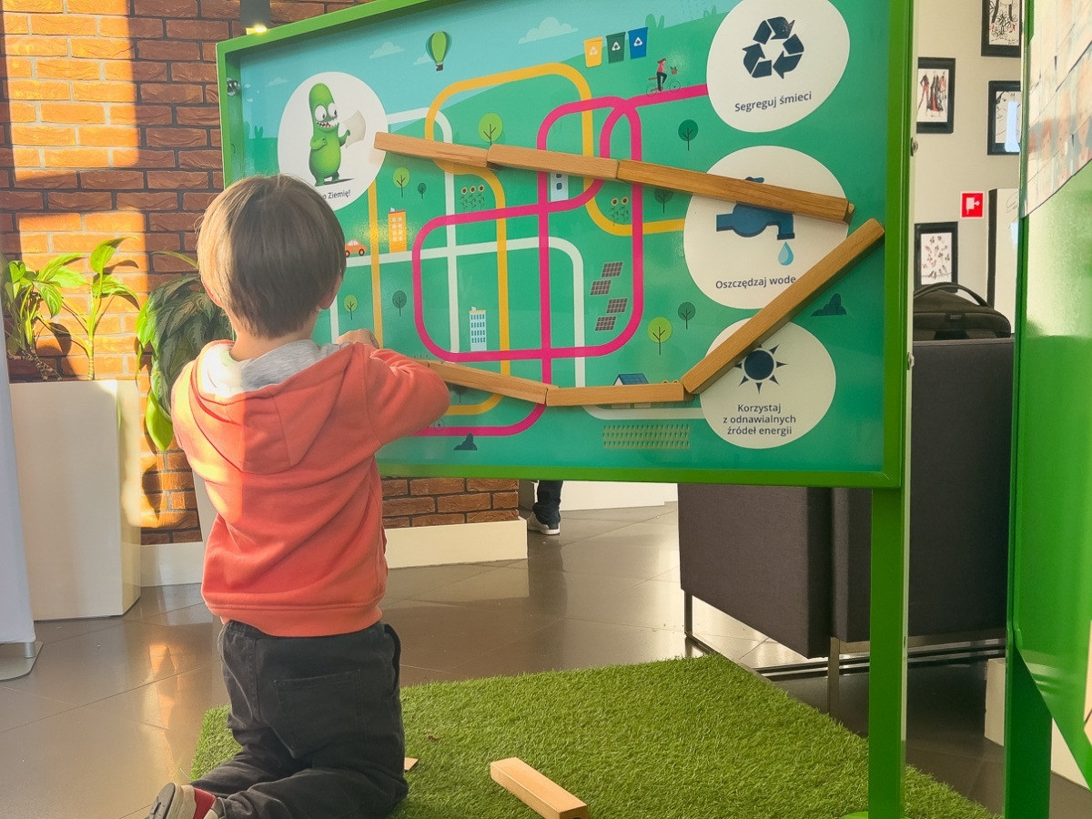 Zestaw drewnianych magnetycznych torów i&nbsp;kulek do tablicy edukacyjnej z&nbsp;kulodromem
