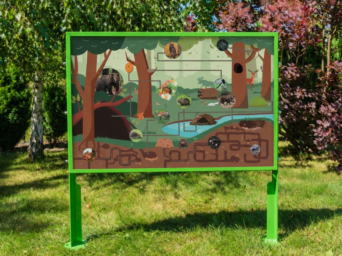 Drewniane magnetyczne tory kulodromu ułożone jeden pod drugim na planszy tablicy edukacyjnej