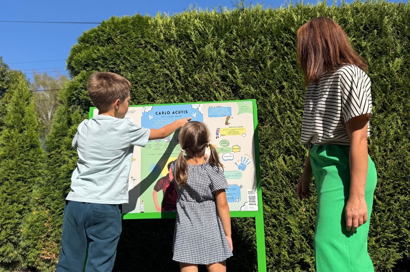 Tablica edukacyjna jednostronna - Carlo Acutis z platformą edukacyjną QR+ w akcji - zdjęcie 1