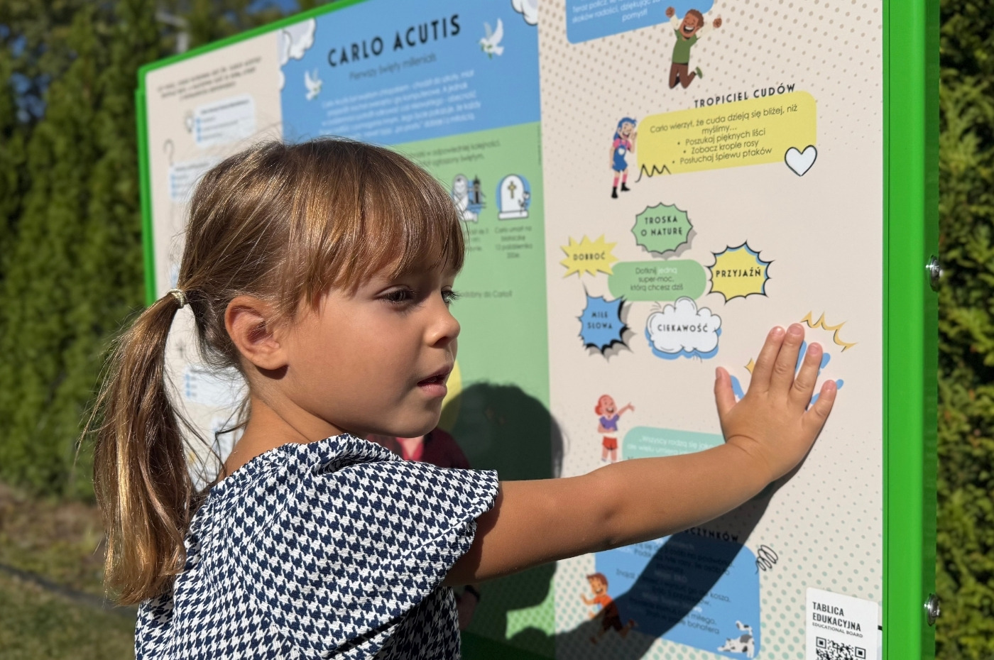 Tablica edukacyjna jednostronna - Carlo Acutis z platformą edukacyjną QR+ w akcji - zdjęcie 2