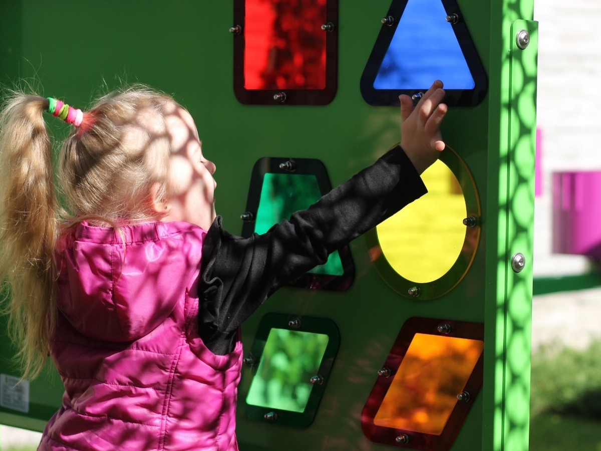Coloured plexiglass panes in the S09 Educational Board Pythagoras, with the playground seen in a different colour through one of them