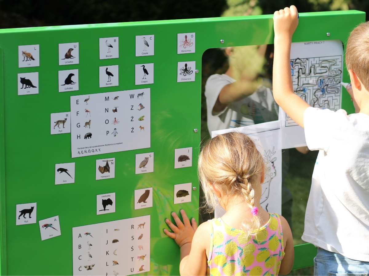 Magnetyczna strona tablicy Da Vinci z&nbsp;ułożonymi z&nbsp;magnesów literami i&nbsp;napisem markerem suchościeralnym