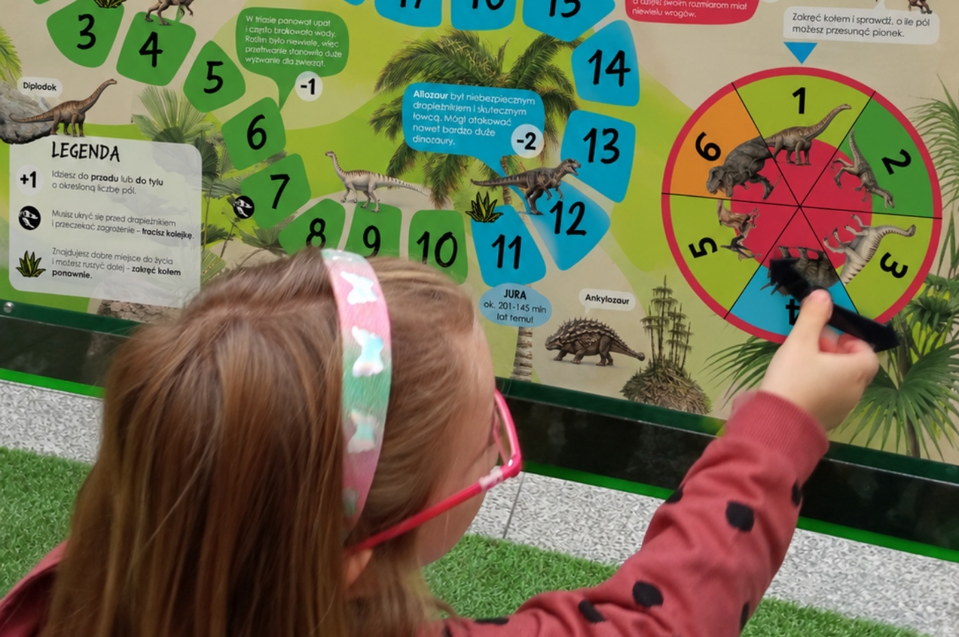 Tablica z grą edukacyjną - Śladem dinozaurów w akcji - zdjęcie 1