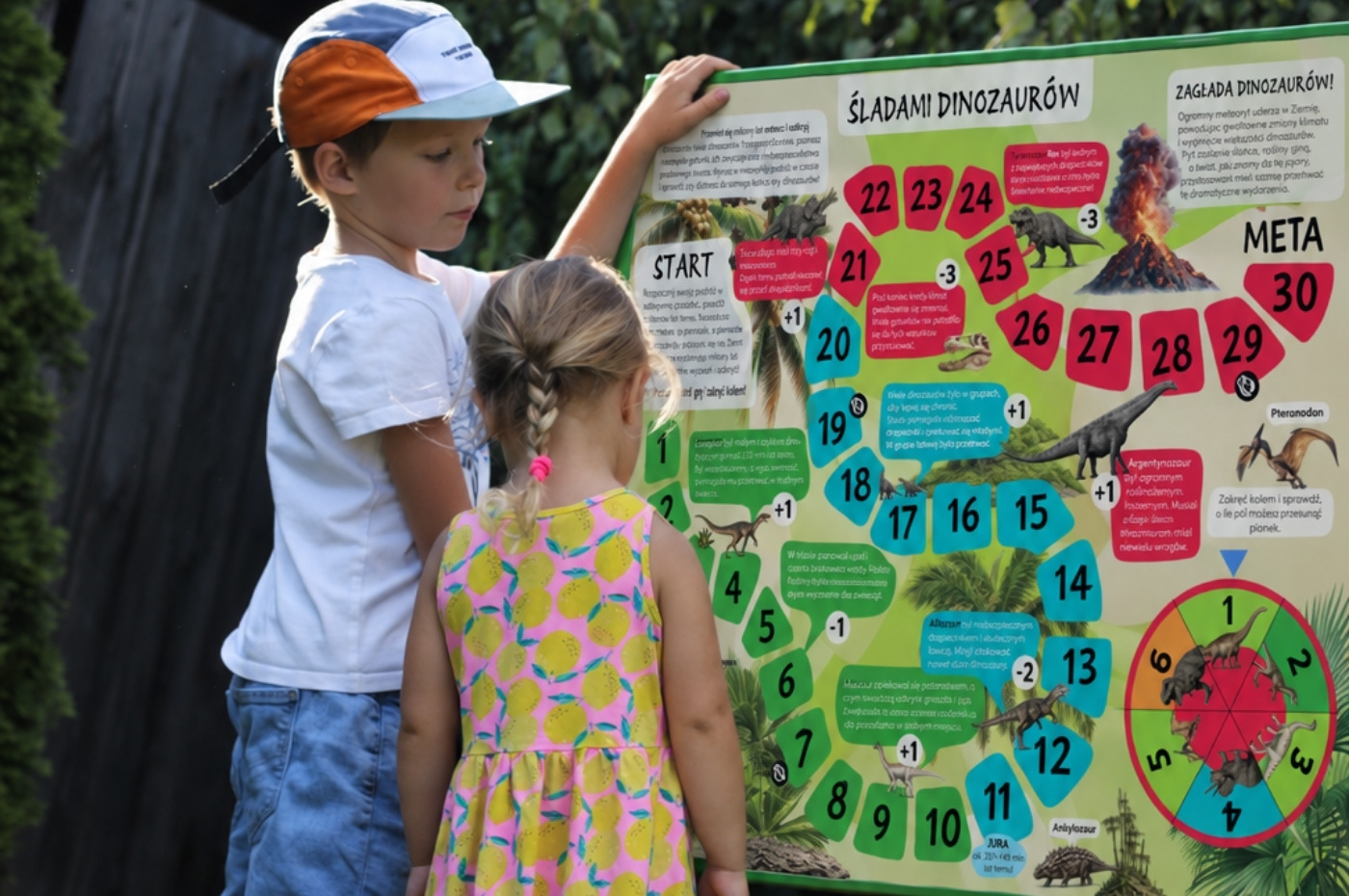 Tablica z grą edukacyjną - Śladem dinozaurów w akcji - zdjęcie 2