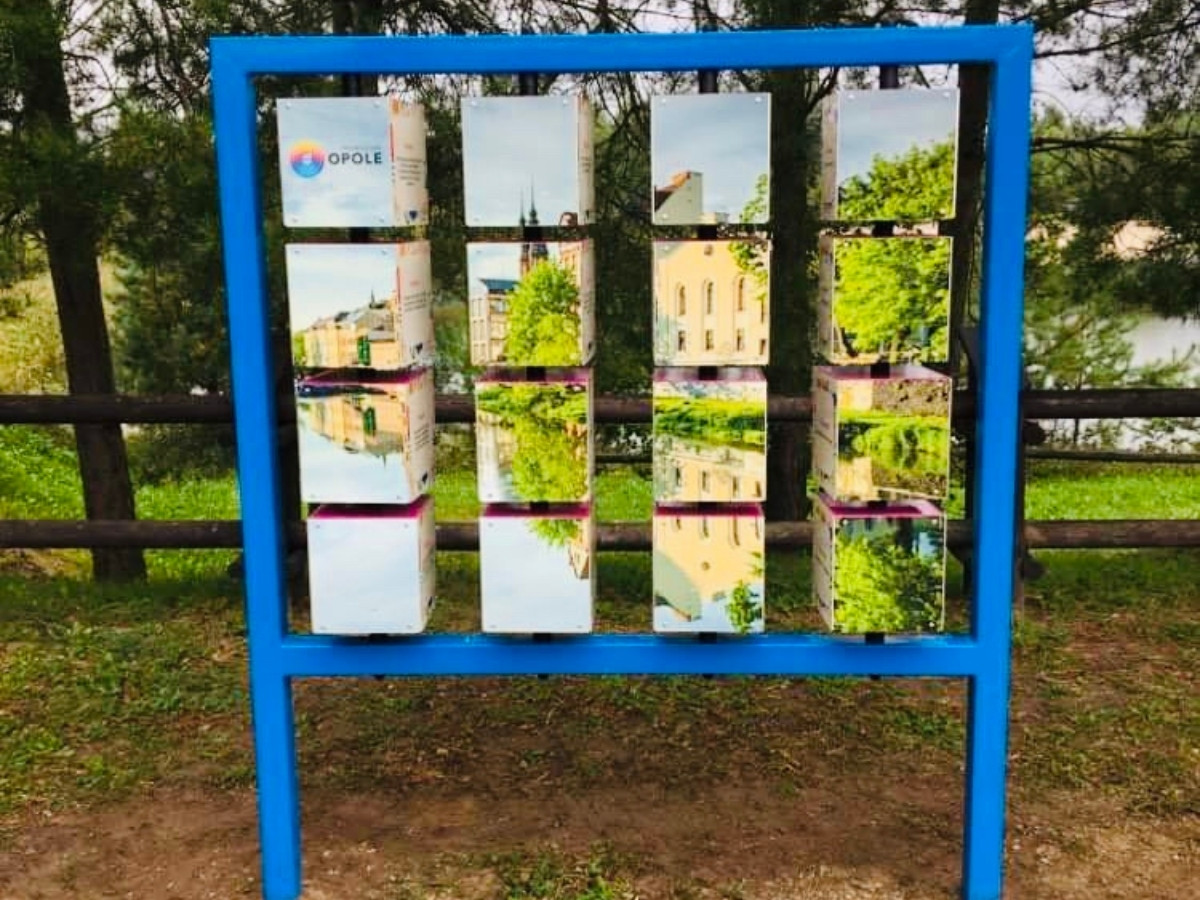 Memory na niebieskiej ramie z kostkami wykonanymi na zamówienie, ze zdjęciami Opola