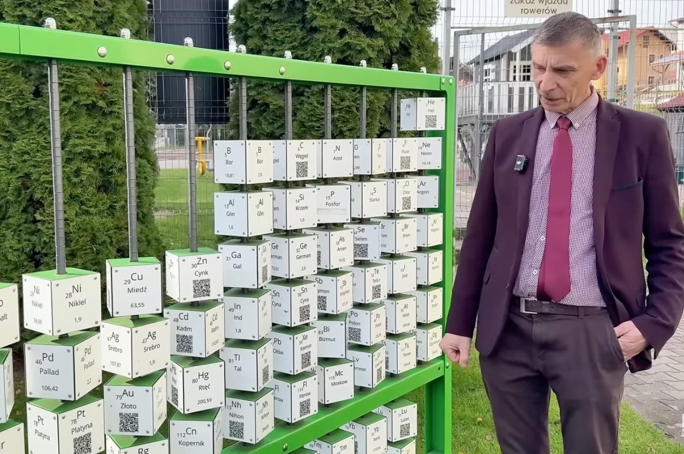 Dyrektor placówki przy urządzeniu na naukowym placu zabaw