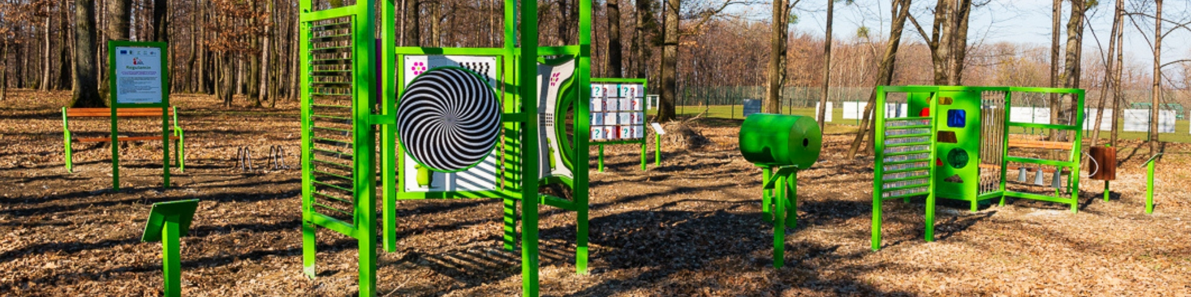 Edukacyjny plac zabaw z&nbsp;kilkoma urządzeniami