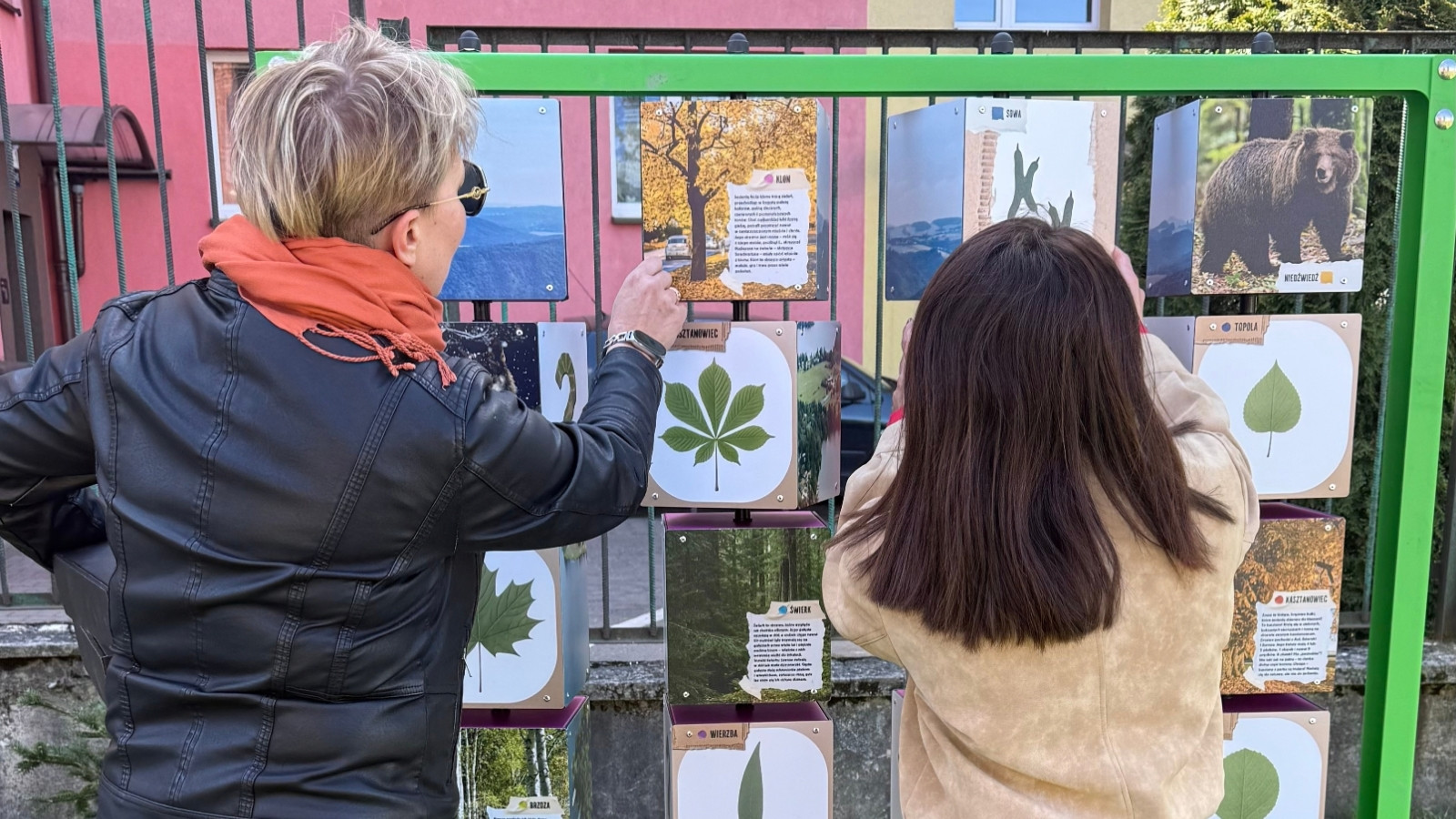 A conversation at a memory board
