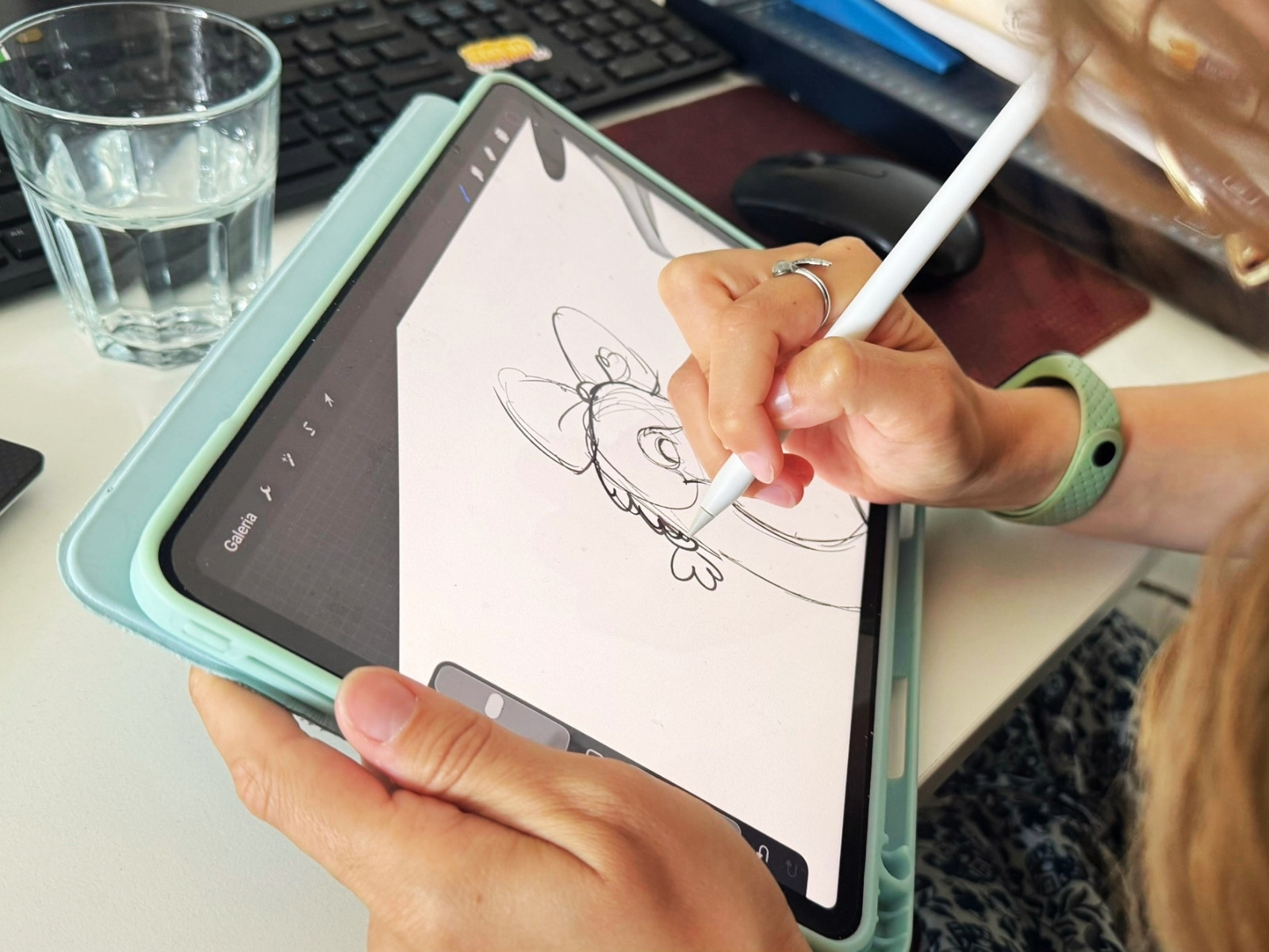Graficzka NPZ rysuje rysikiem projekt personalizacji na tablecie