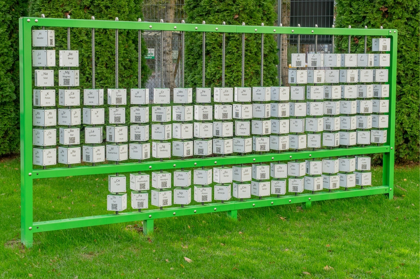 Plenerowy układ okresowy pierwiastków z obrotowymi kostkami